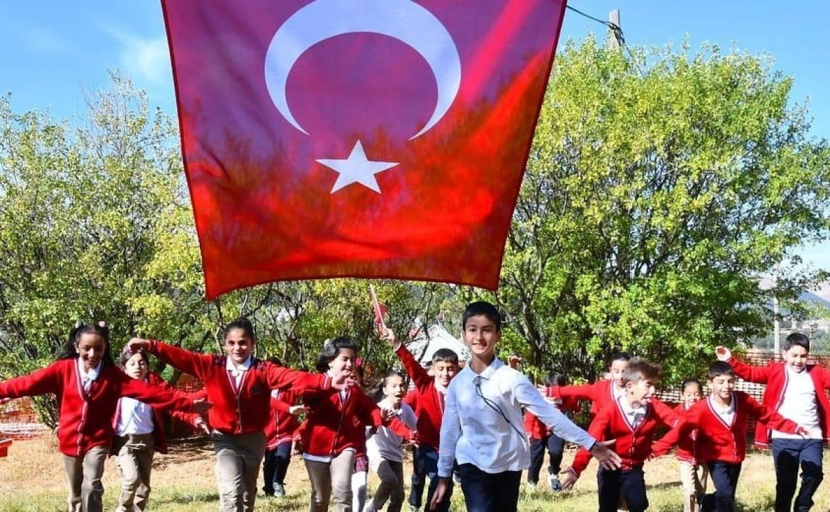 2025-2026 Eğitim &Ouml;ğretim Yılının İkinci D&ouml;nemi &ldquo;Bayrak Sevgisi&rdquo; Temasıyla Başlıyor