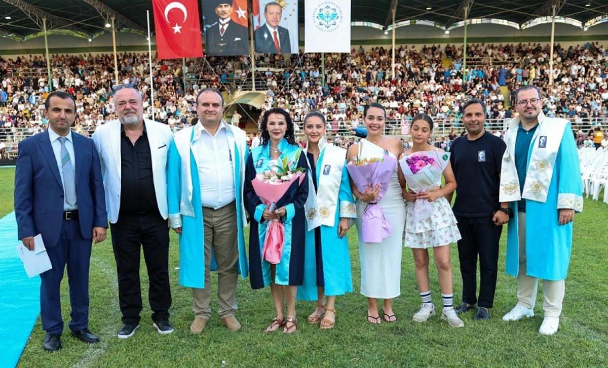 50 Yaşındaki Selda &Ouml;zlem&rsquo;e &Ccedil;ifte Gurur: Hem Dereceyle Mezun Oldu Hem De Kızının Kanseri Yendiğini &Ouml;ğrendi
