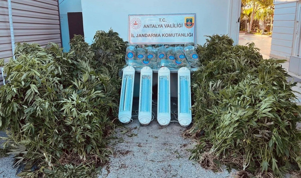 Aksu İl&ccedil;esinde Uyuşturucu Operasyonu