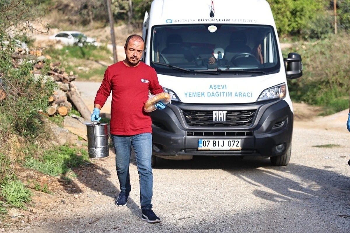 Alanya Aşevi İhtiya&ccedil; Sahiplerini Yalnız Bırakmadı