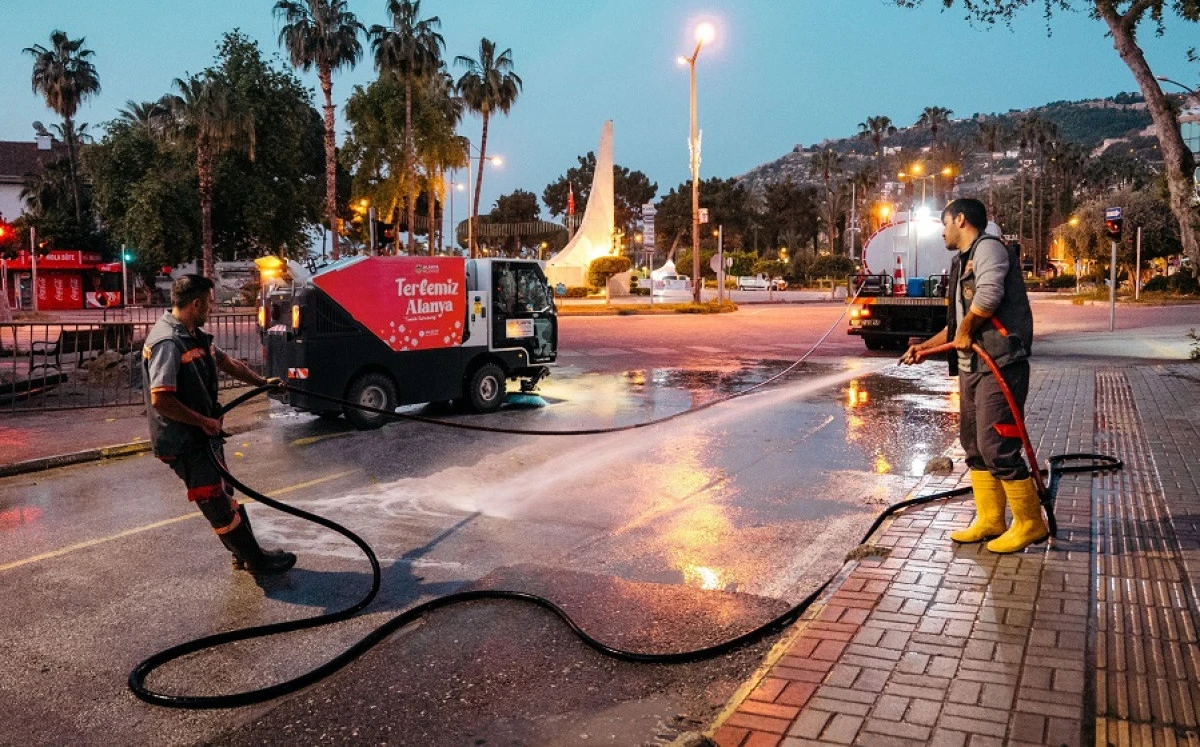 Alanya Bayrama Hazırlanıyor: Temizlik Ekipleri Gece Mesaisinde