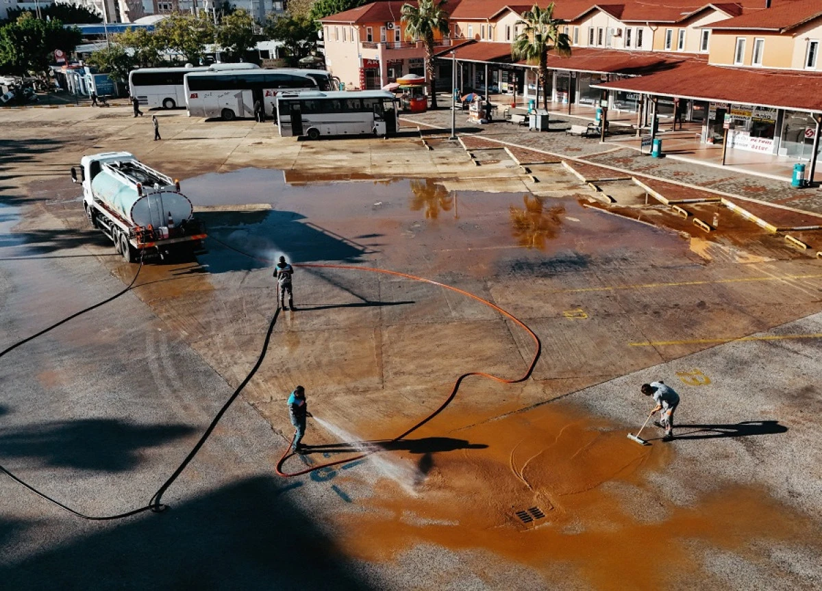 Alanya Belediyesi Aşırı Yağışların Ardından Temizlik Seferberliği Başlattı