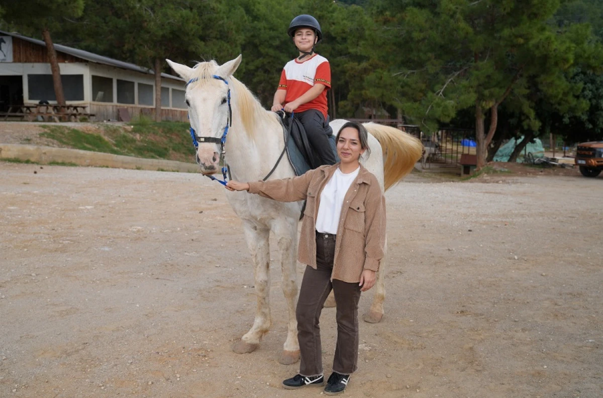 Alanya Belediyesi özel bireyler için terapötik binicilik eğitimini başlattı