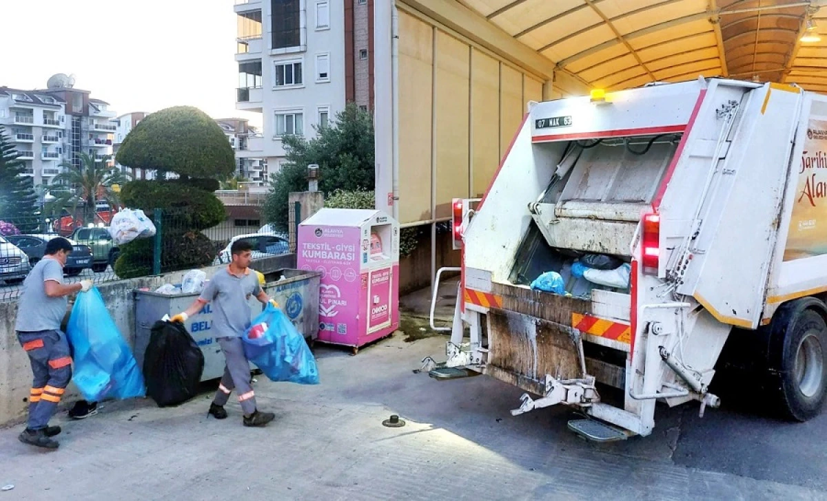 Alanya Belediyesi'nden Bayram Mesaisi: 9 G&uuml;nde 10 Bin 578 Ton Atık Toplandı