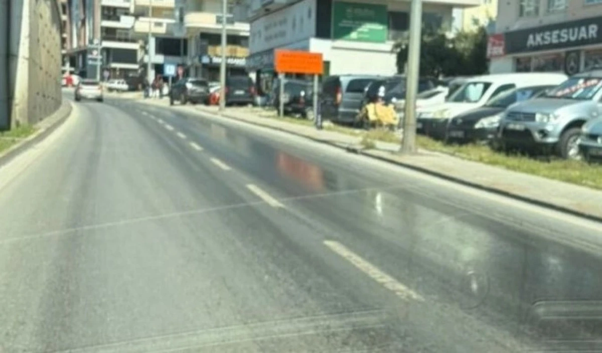 Alanya &Ccedil;evreyolu&rsquo;nda Yağ Tehlikesi: S&uuml;r&uuml;c&uuml;ler Zor Anlar Yaşadı