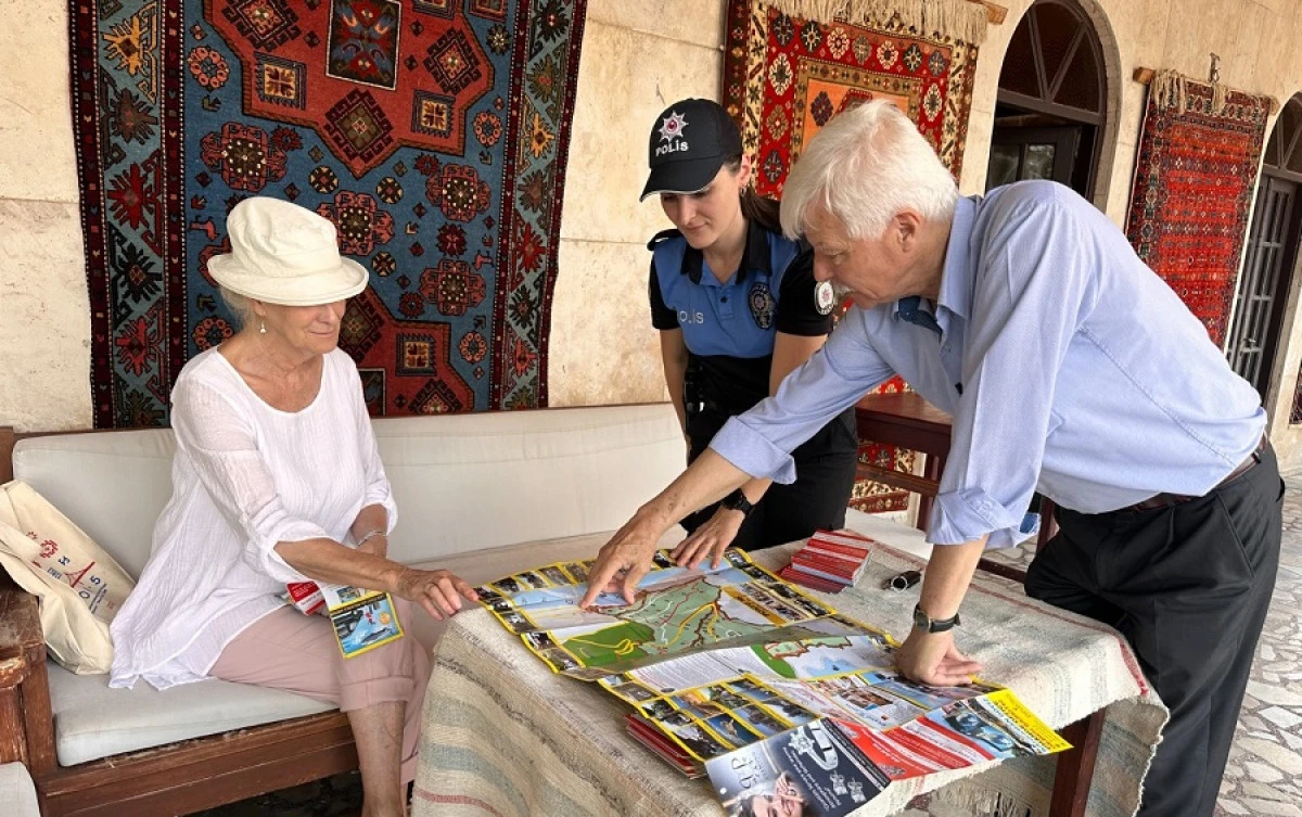 Alanya Emniyeti'nden Turistlere 4 Dilde G&uuml;venli Turizm Rehberi