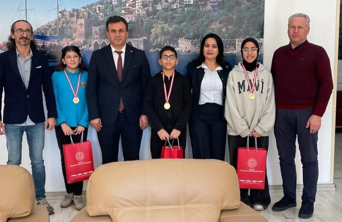 Alanya İl&ccedil;e Mill&icirc; Eğitim M&uuml;d&uuml;r&uuml; Yusuf Yılmaz Başarılı &Ouml;ğrencileri Makamında Ağırladı