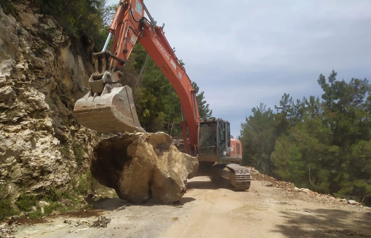 Alanya Kırsalında Yol Bakımları S&uuml;r&uuml;yor