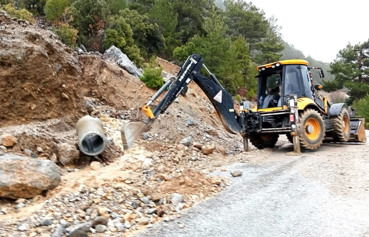 ALANYA KIRSALINDA ZORLU MESAİ: KAPANAN YOLLAR TEK TEK A&Ccedil;ILIYOR