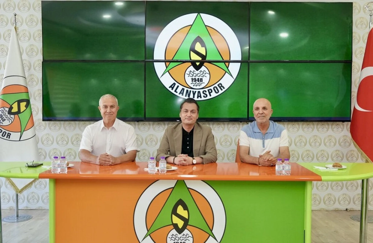 Alanya Protokol&uuml;&rsquo;nden Alanyaspor&rsquo;a Yeni Sezon &Ouml;ncesi Tam Destek