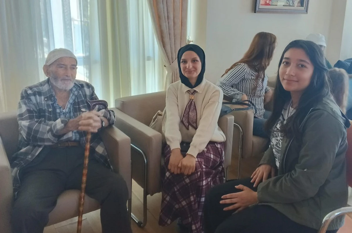 Alanya &Uuml;niversitesi Hemşirelik &Ouml;ğrencilerinden Huzurevine Anlamlı Ziyaret