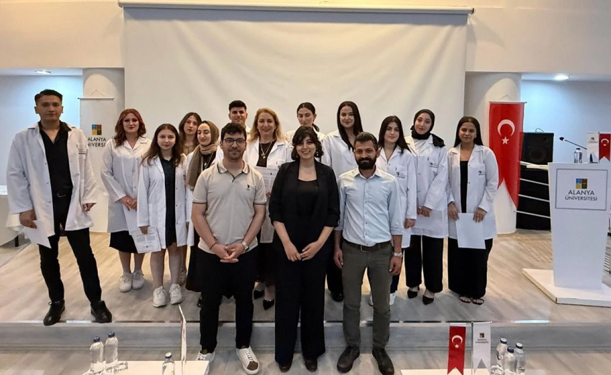 Alanya &Uuml;niversitesi Meslek Y&uuml;ksekokulu&rsquo;nda &Ouml;ğrenciler &Ouml;nl&uuml;klerini Giydi