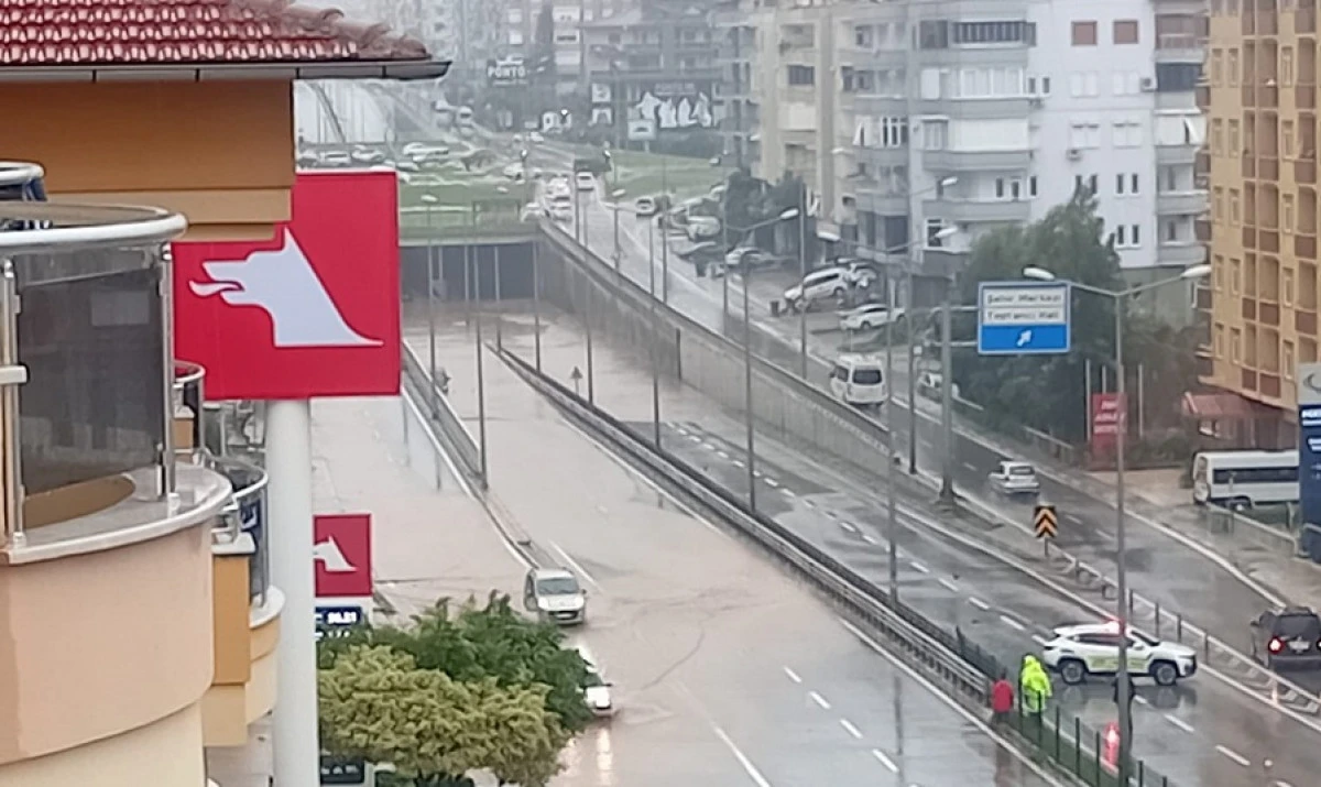 Alanya yağmura teslim oldu Çevre Yolu Su Altında, Trafik Durma Noktasında
