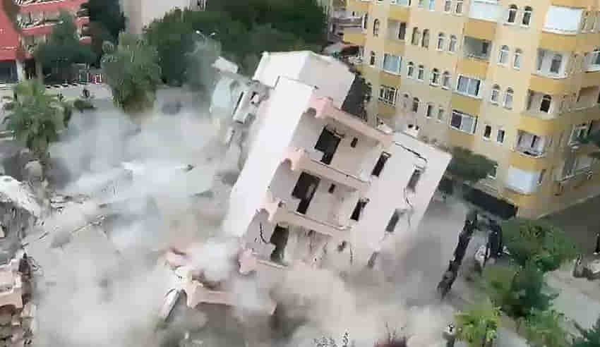 Yürekleri ağza getiren apartmanın yıkımı