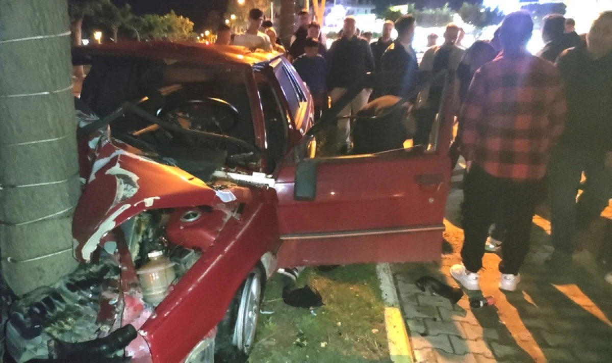Alanya&rsquo;da Ağaca &Ccedil;arpan Otomobilin S&uuml;r&uuml;c&uuml;s&uuml; Ağır Yaralandı