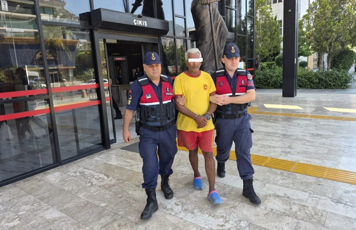 Alanya'da Aranan Uyuşturucu H&uuml;k&uuml;ml&uuml;s&uuml; Motosikletli Jandarmaya Yakalandı
