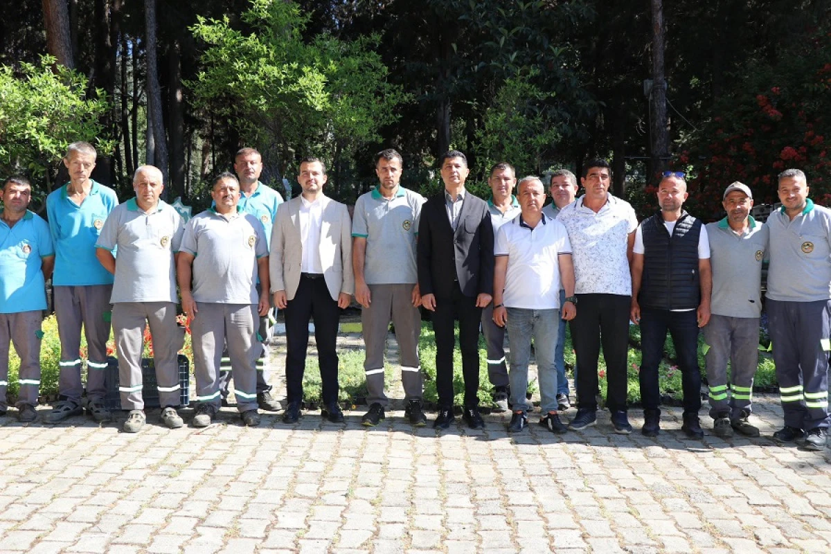 Alanya&rsquo;da Arefe G&uuml;n&uuml; Mezarlıklarda 67 Bin 200 &Ccedil;i&ccedil;ek Fidesi Dağıtıldı