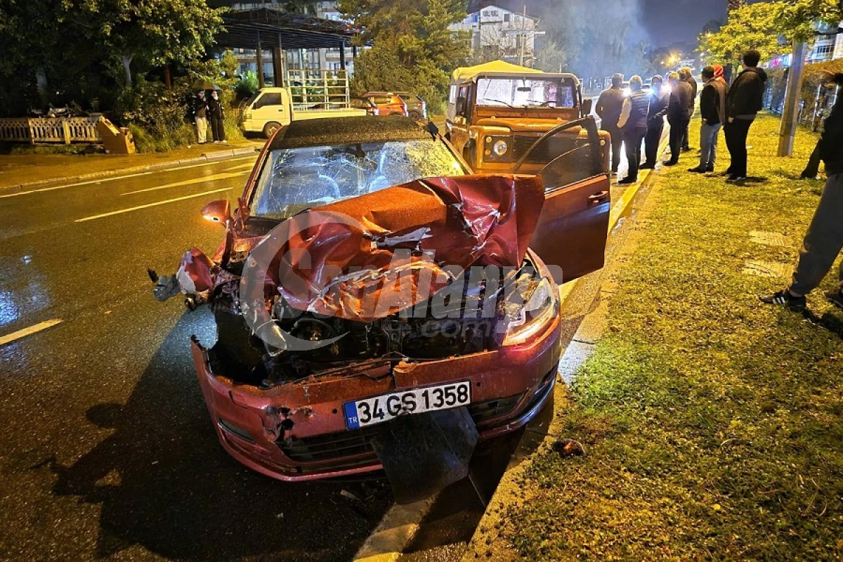 ALANYA&rsquo;DA AŞIRI HIZ KAZASI: 2 ARACA &Ccedil;ARPTI, REF&Uuml;JDE DURABİLDİ