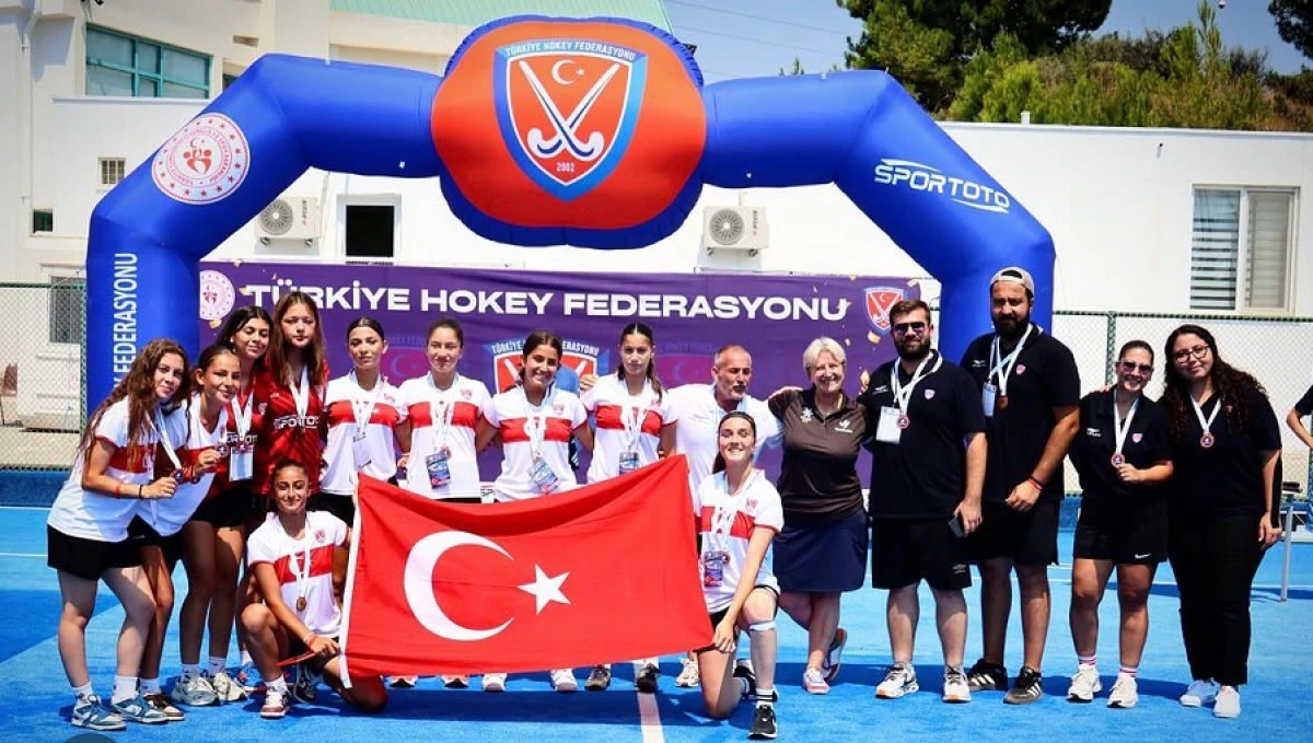Alanya&rsquo;da Avrupa Hokey Şampiyonası Sona Erdi: T&uuml;rkiye Erkeklerde Zirvede, Kızlarda K&uuml;rs&uuml;de