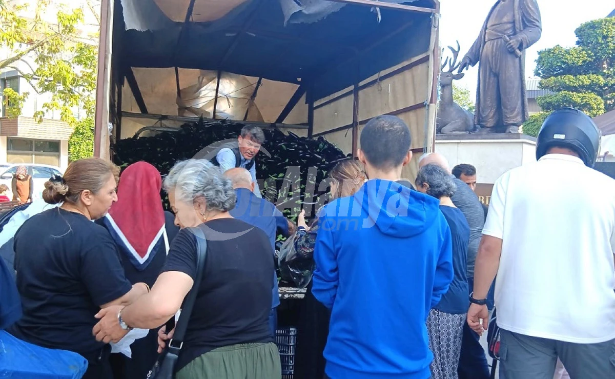 ALANYA&rsquo;DA BEDAVA PATLICAN DAĞITIMINA ZABITA ENGELİ: VATANDAŞ TEPKİLİ