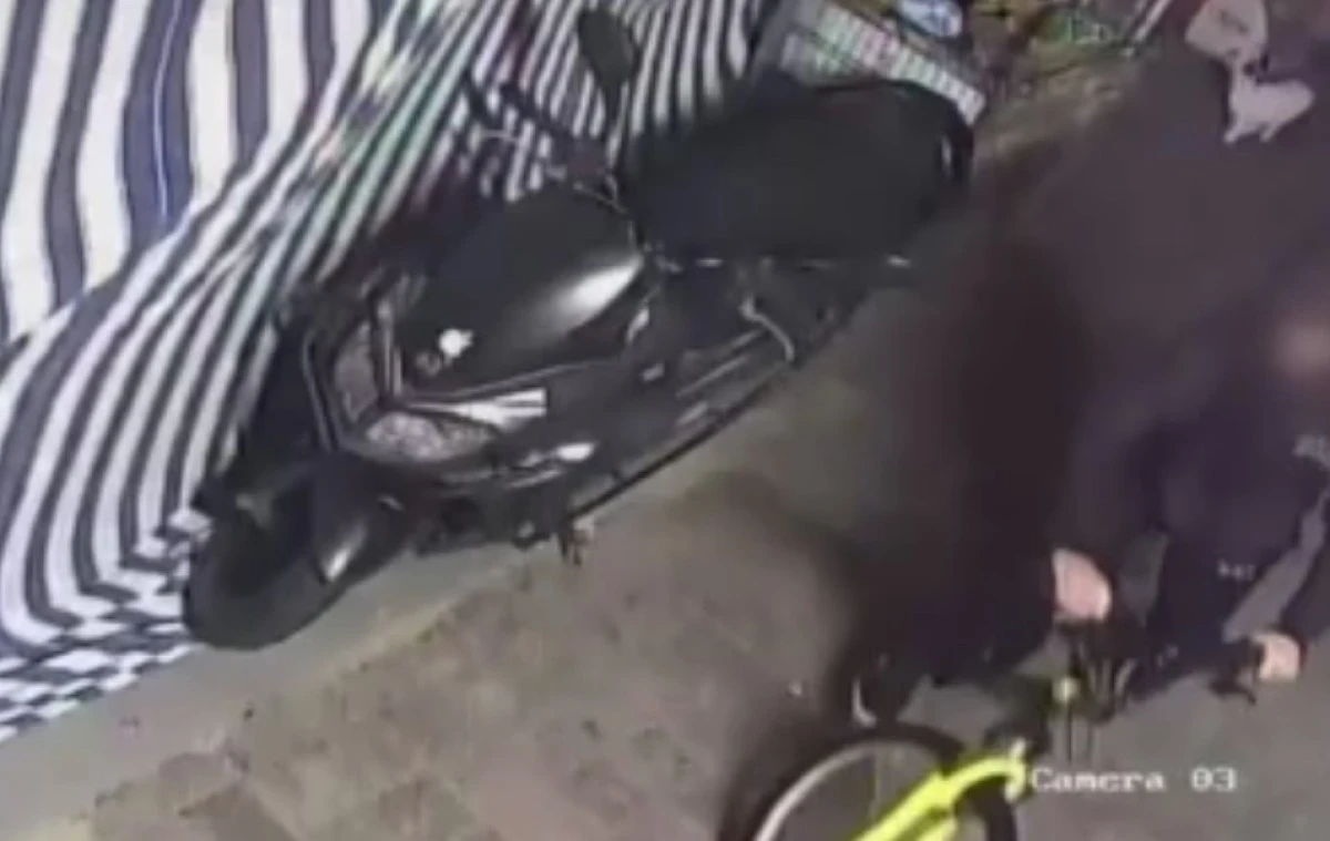 Alanya&rsquo;da Bisikletle Dolaşıp Ara&ccedil;lara Ve İş Yerlerine Zarar Veren 3 Ş&uuml;pheli Yakalandı