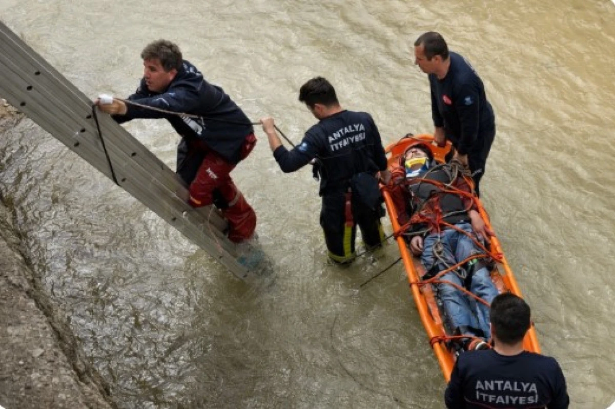 Alanya&rsquo;da &Ccedil;aya D&uuml;şen Vatandaş Son Anda Kurtarıldı