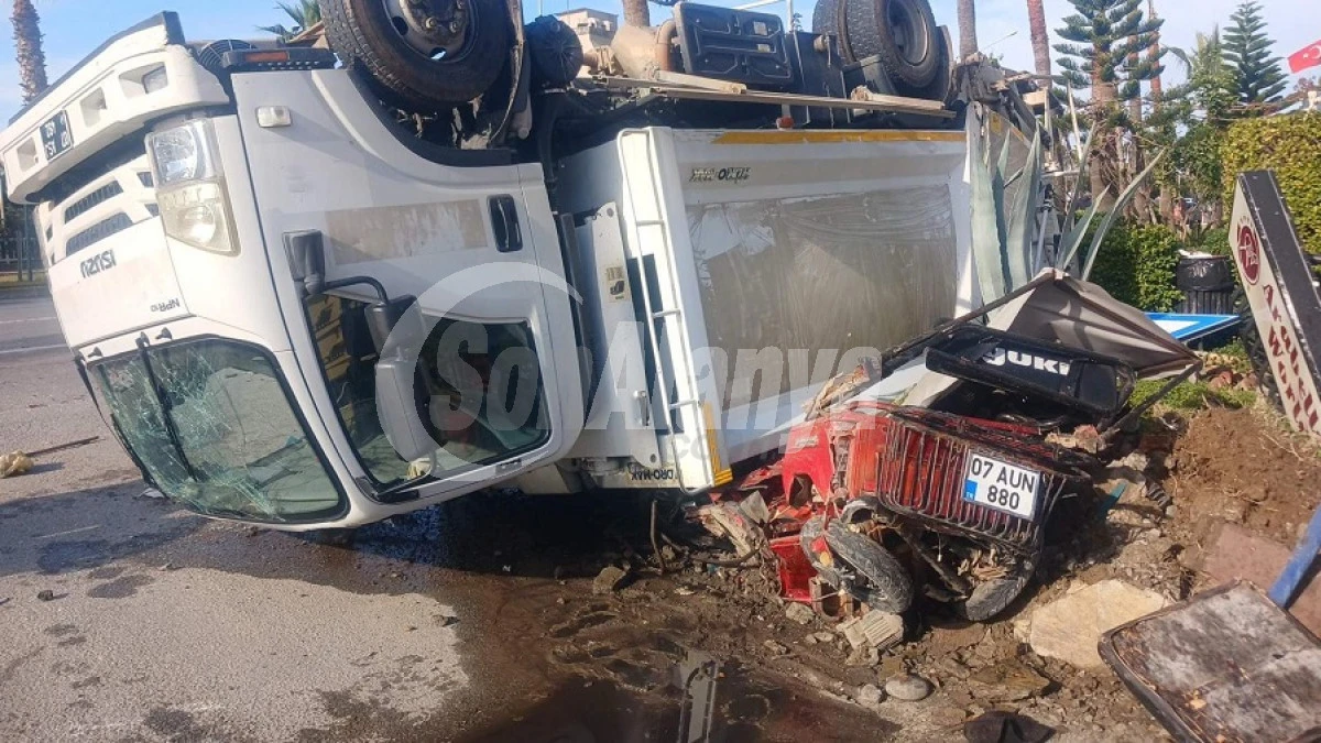Alanya&rsquo;da &Ccedil;&ouml;p Kamyonuna Arkadan &Ccedil;arpan Kamyon Kazaya Neden Oldu: 1&rsquo;i Ağır 3 Yaralı