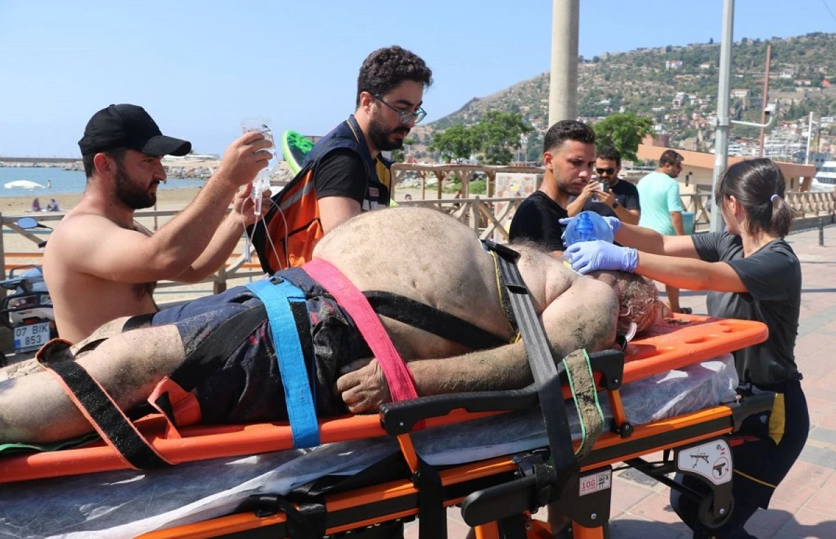 Alanya&rsquo;da Denizde Boğulma Tehlikesi Ge&ccedil;iren 66 Yaşındaki Adam Kurtarıldı