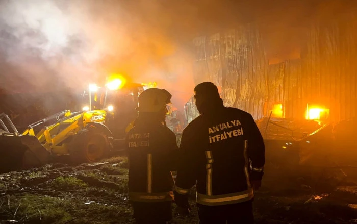Alanya&rsquo;da Depo Yangını: Kulu&ccedil;ka Malzemeleri Ve Klimalar K&uuml;l Oldu