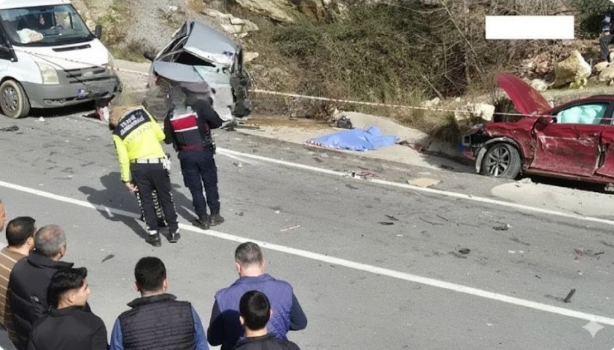 Alanya&rsquo;da Feci Kaza: Kamyon 2 Otomobili Bi&ccedil;ti 1 &Ouml;l&uuml; 3 Ağır Yaralı