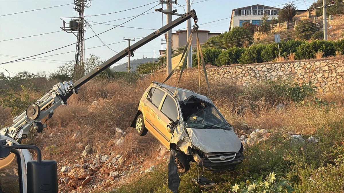Alanya’da Feci Kaza: Otomobil 7 Metreden Şarampole Yuvarlandı, Sürücü Yaralandı