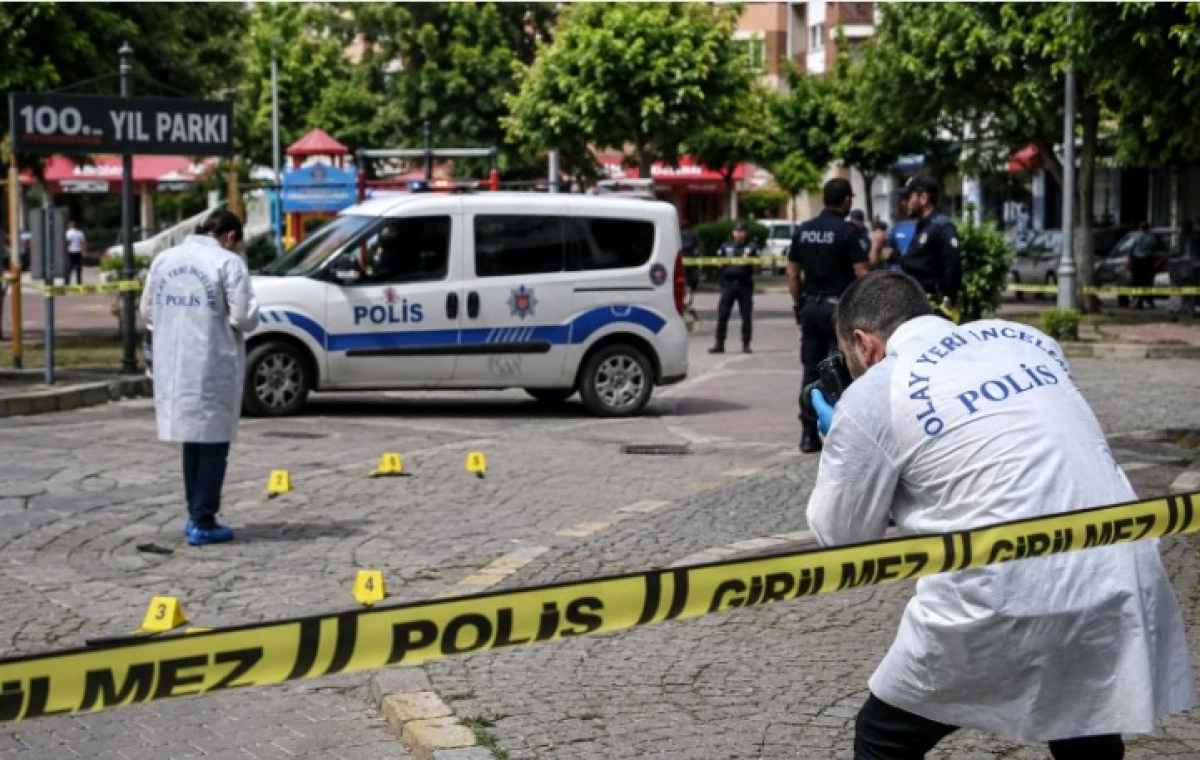 Alanya'da G&uuml;nd&uuml;z Vakti Silahlı Saldırı: Ş&uuml;pheli Otomobille Ka&ccedil;tı