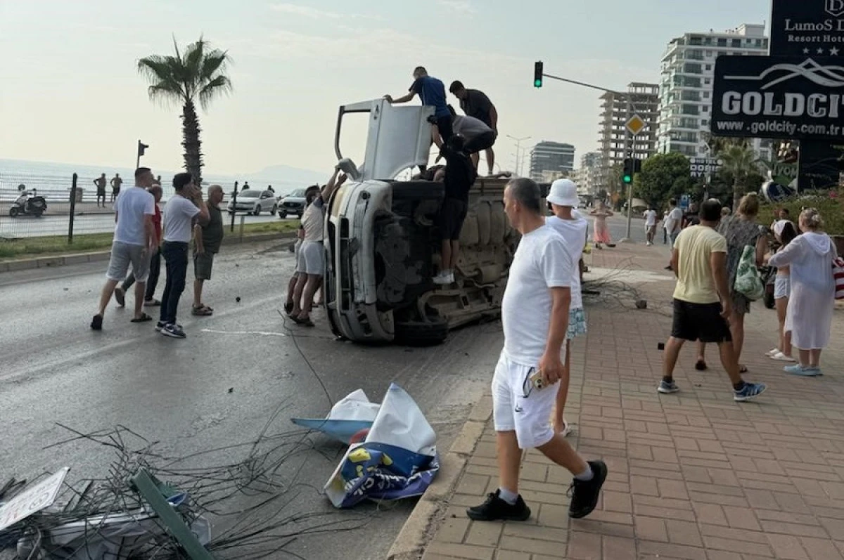 Alanya&rsquo;da hafif ticari ara&ccedil; ref&uuml;je &ccedil;arparak devrildi: 2 yaralı