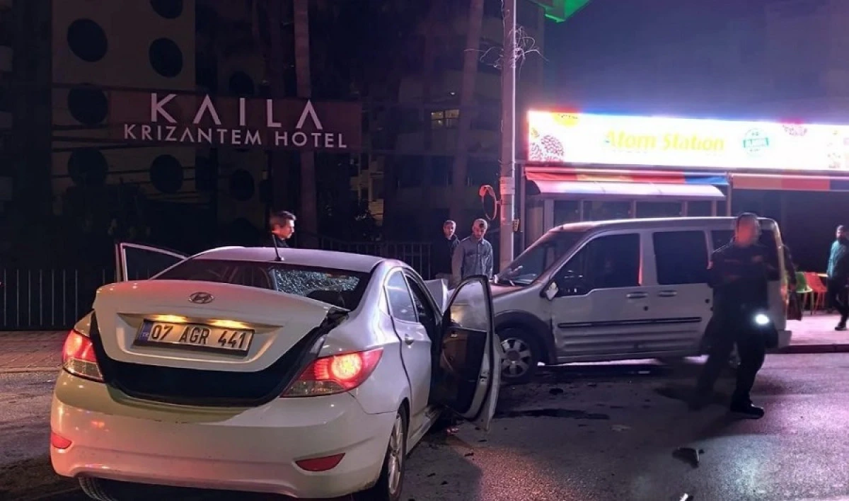 Alanya&rsquo;da İki Otomobil &Ccedil;arpıştı: 3 Yaralı