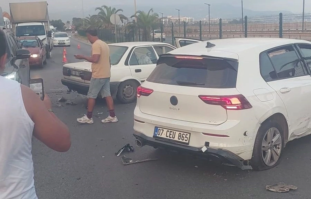 Alanya&rsquo;da iki otomobil &ccedil;arpıştı: Maddi hasar oluştu