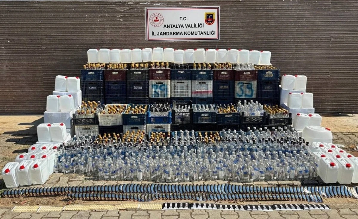 Alanya'da Ka&ccedil;ak Alkol Deposuna Jandarma Baskını