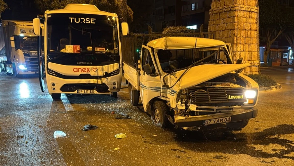 Alanya&rsquo;da kamyonet ile midib&uuml;s &ccedil;arpıştı: 1 yaralı