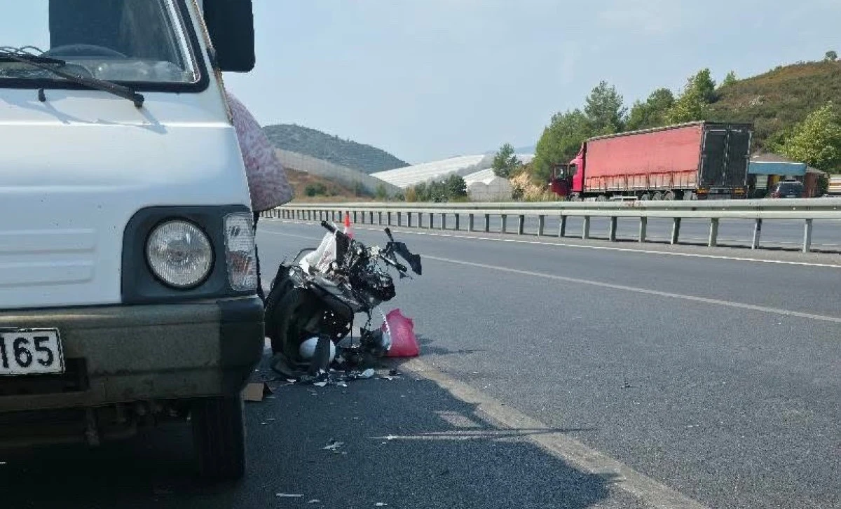 Alanya&rsquo;da Motosiklet Kamyonete &Ccedil;arptı: 1 Yaralı