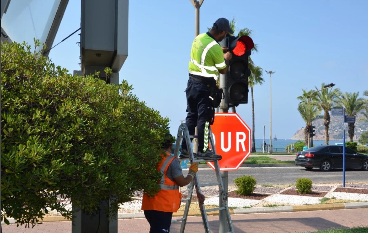 Alanya&rsquo;da Okul &Ccedil;evrelerinde Trafik G&uuml;venliği İ&ccedil;in Seferberlik