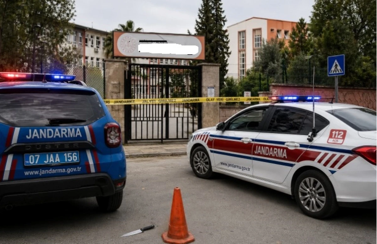 Alanya&rsquo;da Okul &Ccedil;evresinde Hareketli Dakikalar: Bı&ccedil;aklı Şahıs G&ouml;zaltına Alındı