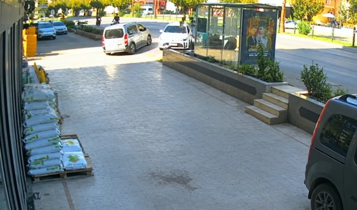 Alanya&rsquo;da Otomobil Yayaya Ve Durakta Bekleyenlere &Ccedil;arptı: 3 Yaralı