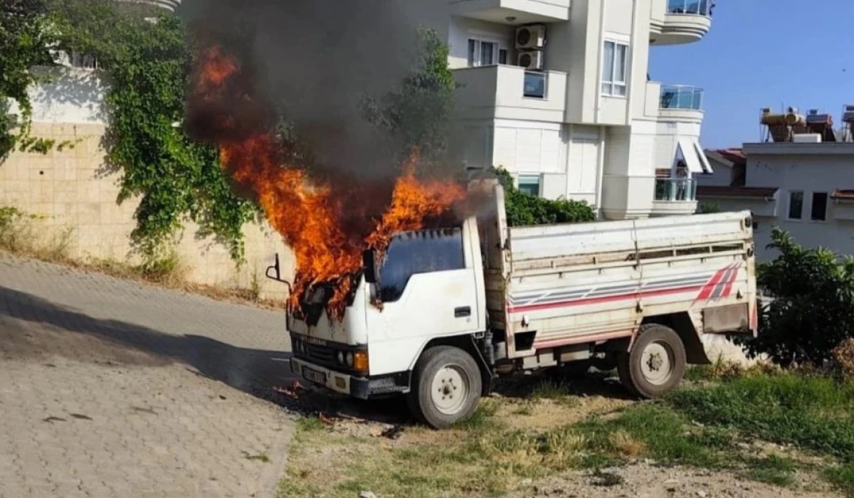 Alanya&rsquo;da Park Halindeki Kamyonet Alevlere Teslim Oldu