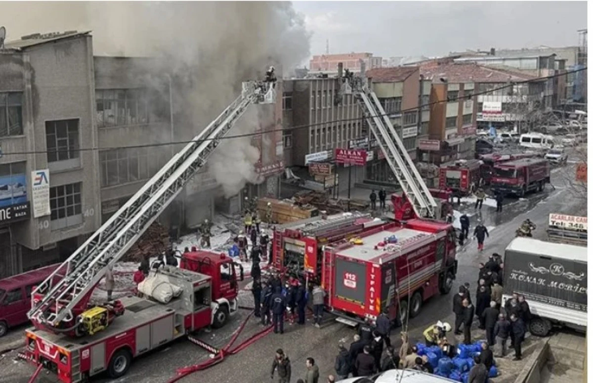 Alanya&rsquo;da Personel Lojmanında Yangın: 3 Kişi Dumandan Etkilendi