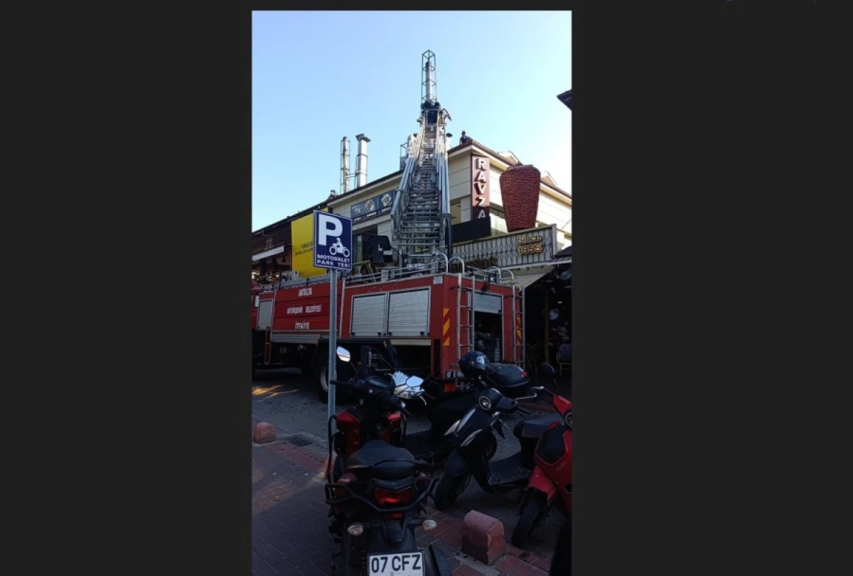 Alanya'da Restoranın &Ccedil;atısında &Ccedil;ıkan Yangın Korkuttu