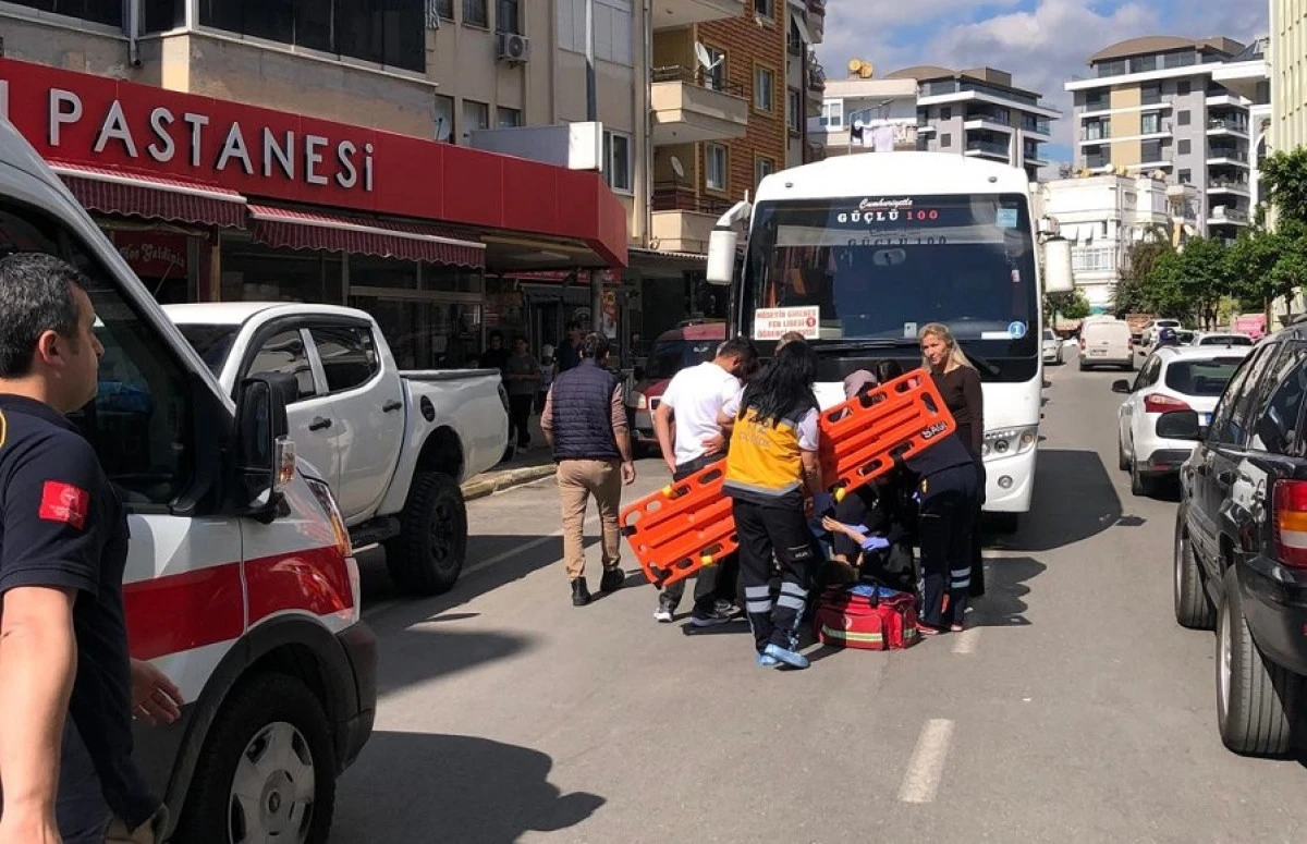 Alanya&rsquo;da Servis Minib&uuml;s&uuml; 10 Yaşındaki Kız &Ccedil;ocuğuna &Ccedil;arptı
