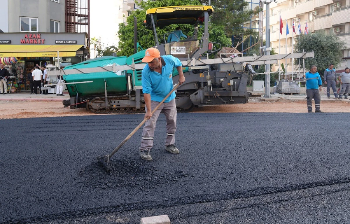 ALANYA&rsquo;DA SEZONA YETİŞMEYEN ATAT&Uuml;RK CADDESİ &Ccedil;ALIŞMASI DEVAM EDİYOR