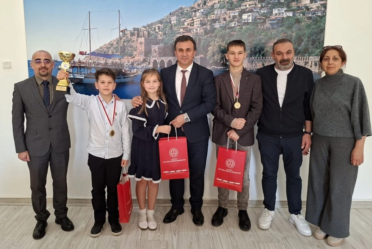 Alanya&rsquo;da Şiir Gururu: T&uuml;rkiye Birincisi &Ouml;ğrenci M&uuml;d&uuml;rl&uuml;kte Ağırladı