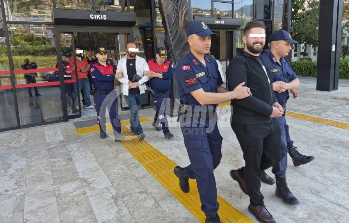 ALANYA&rsquo;DA SİLAHLI SALDIRI Ş&Uuml;PHELİLERİNE TUTUKLAMA: OBJEKTİFLERE G&Uuml;LEREK YANSIDILAR