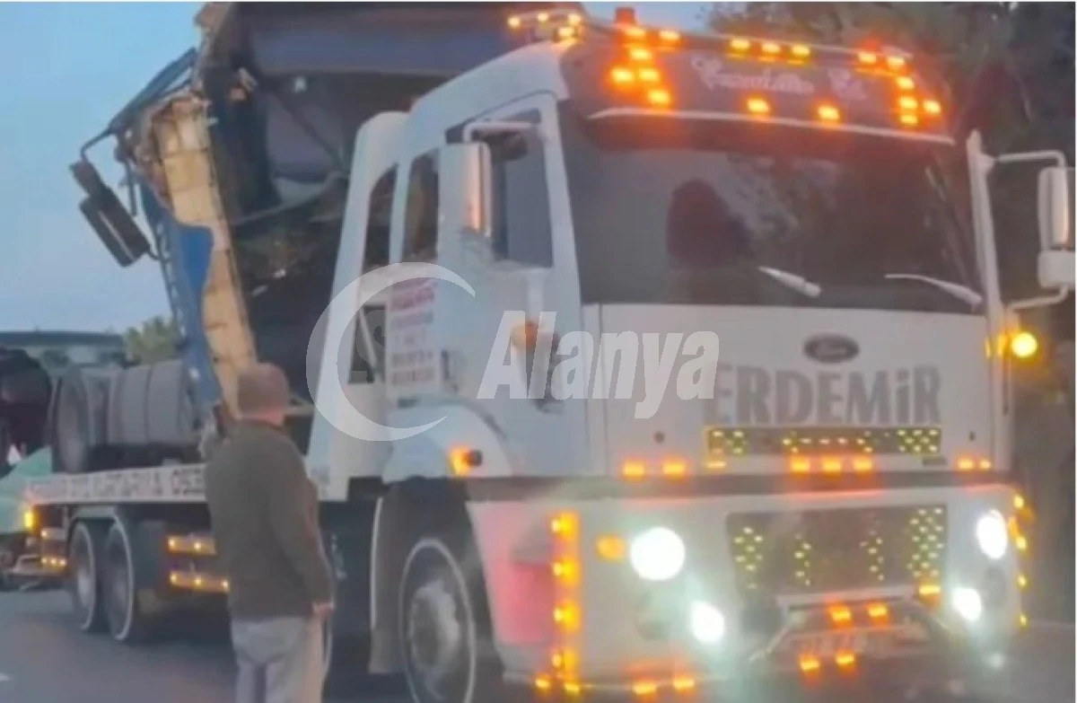 Alanya’da Tır ile Yolcu Otobüsü Çarpıştı: 5 Yaralı