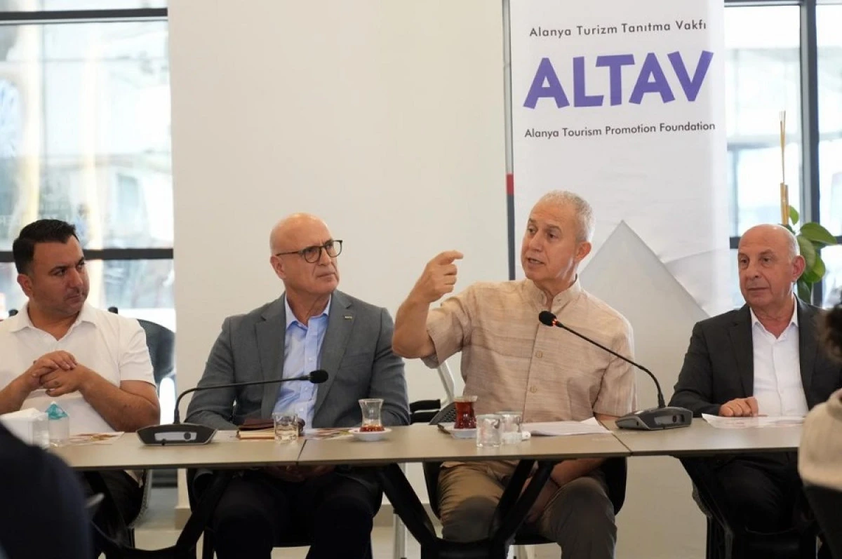 Alanya&rsquo;da Turizm Masaya Yatırıldı: 2026 Sezonu İ&ccedil;in Kritik Toplantı